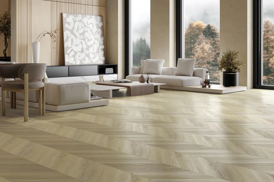 Heller Chevron-Parkett in modernem Wohnraum mit weissem Sofa, Panoramafenster und Landschaftsblick.